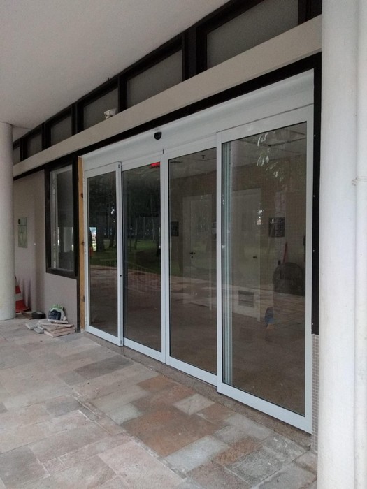 Imagem ilustrativa de Porta de vidro shopping