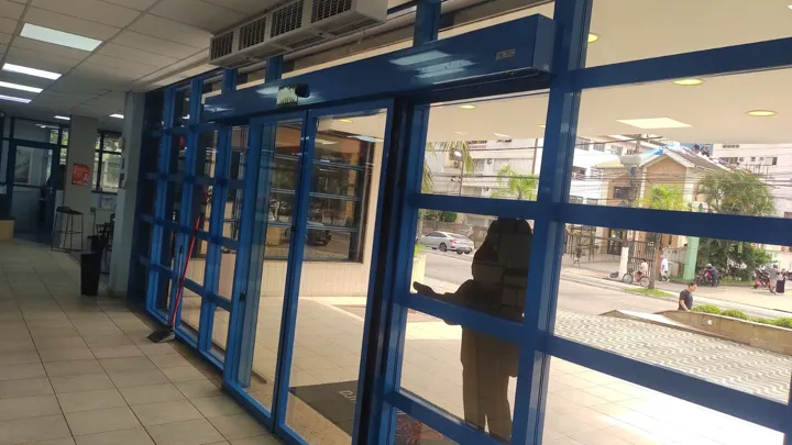 Entrada com caixilho azul