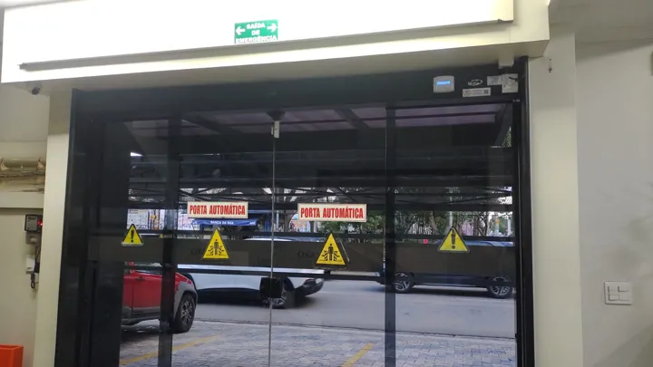 Porta automática com sinalização