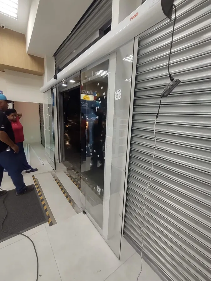 Porta automática em fachada