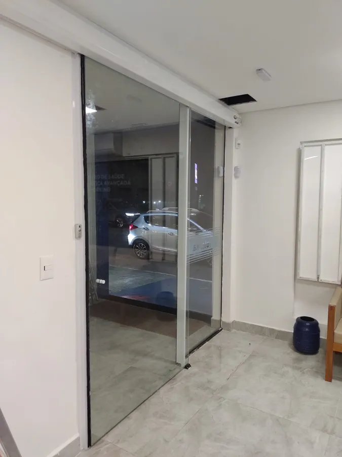 Porta de vidro em ambiente interno