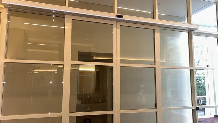 Fachada com caixilho branco
